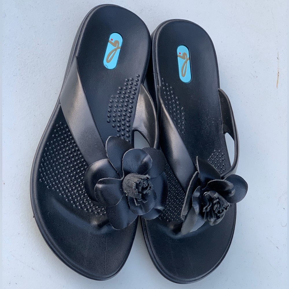 Oka-B Black Flower Comfort Wedge Thong Flip Flop - sz M (7-8)
